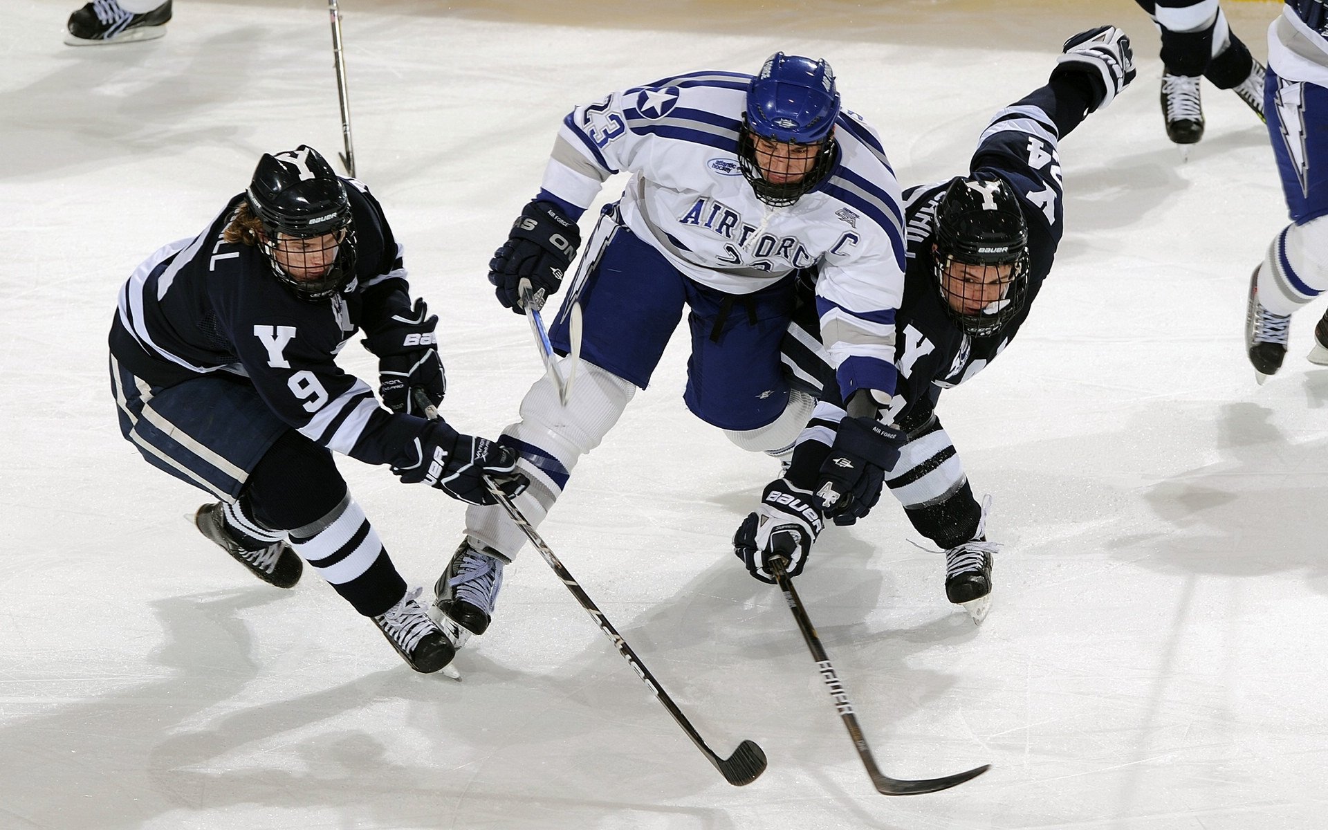 球员在欧冠比赛后被评为月度最佳并获颁奖，欧冠年度最佳球员