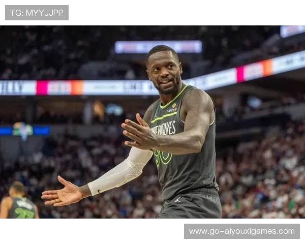 兰德尔三双打破队史36年纪录，兰德尔十佳球